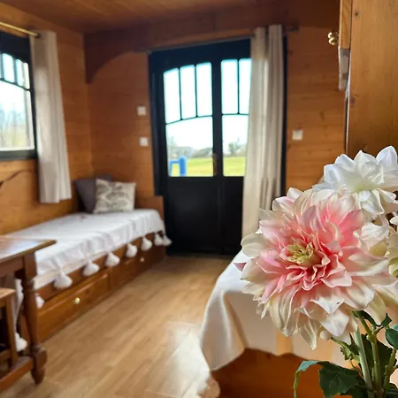 Les Roulottes Des Amis De Wonky Camping *