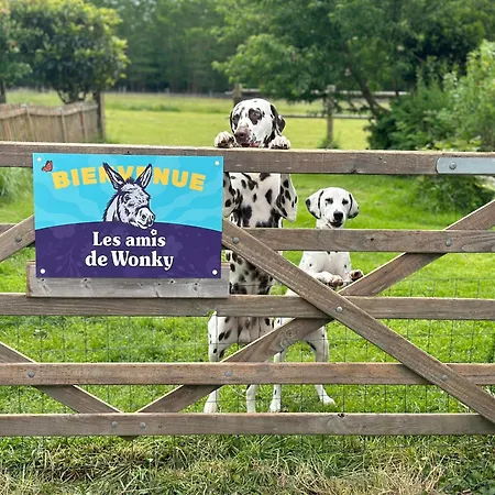 Les Roulottes Des Amis De Wonky Campsite Retaud