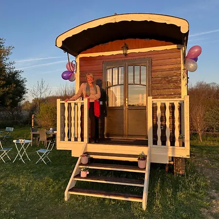 Les Roulottes Des Amis De Wonky Campsite *