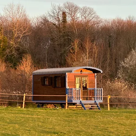 Les Roulottes Des Amis De Wonky Kemping